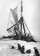 Su barco, el Endurance, atrapado en el hielo y hundiéndose.